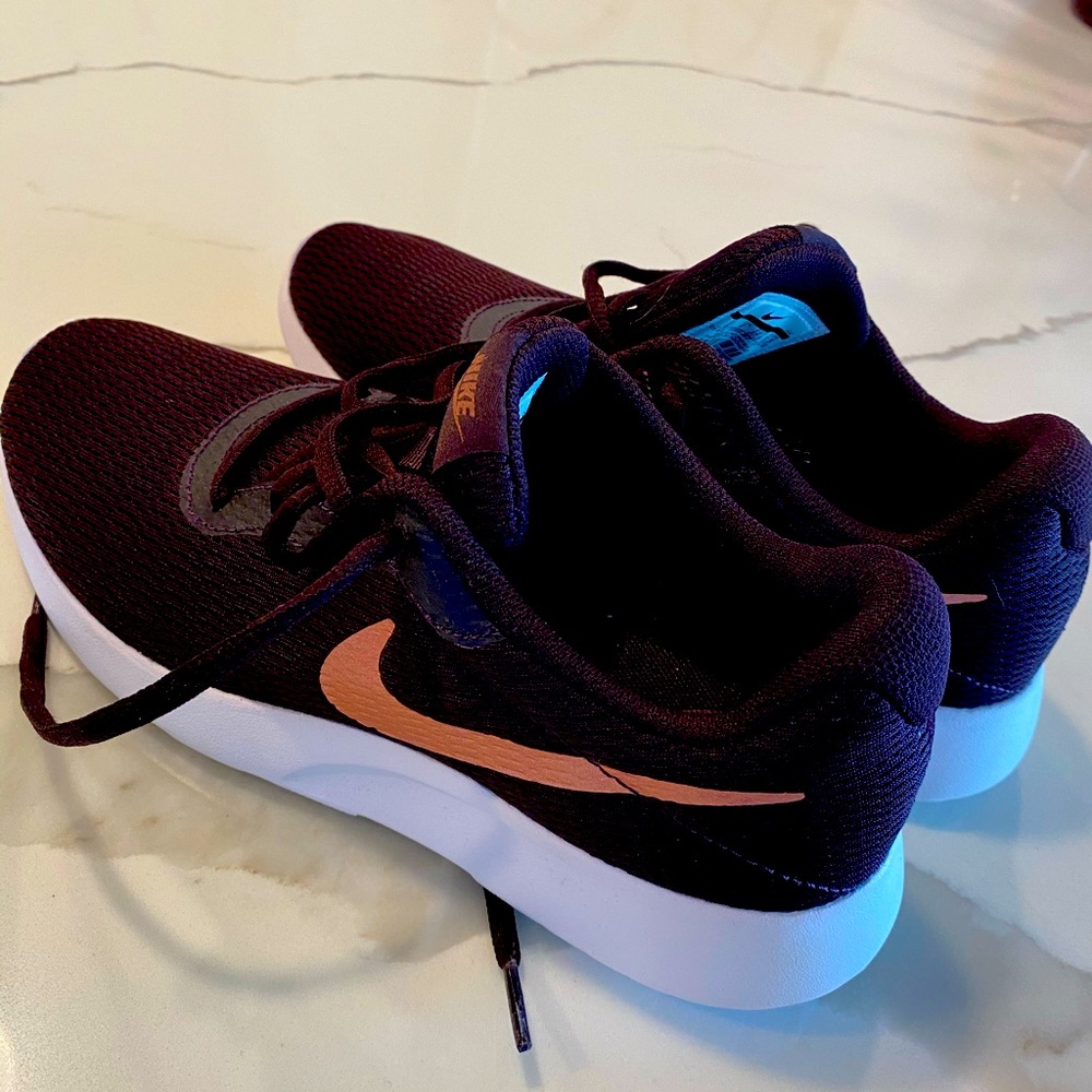 Size 6.5 Nike sneakers. Brand New no box
